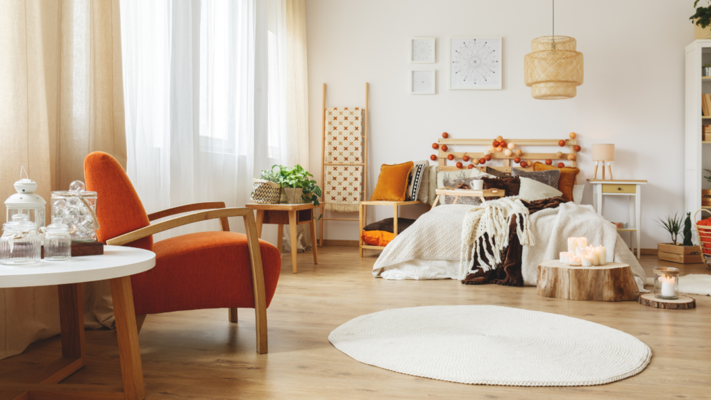 appartement meublé, canapé couleur brique et lit en bois