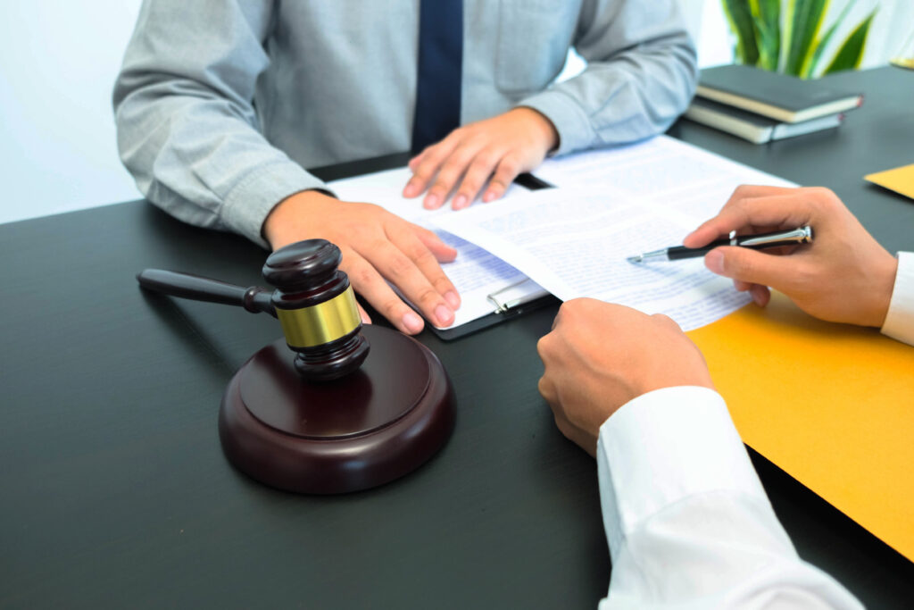 Signature de documents juridiques lors d'une succession pour placer un héritage avec un conseiller