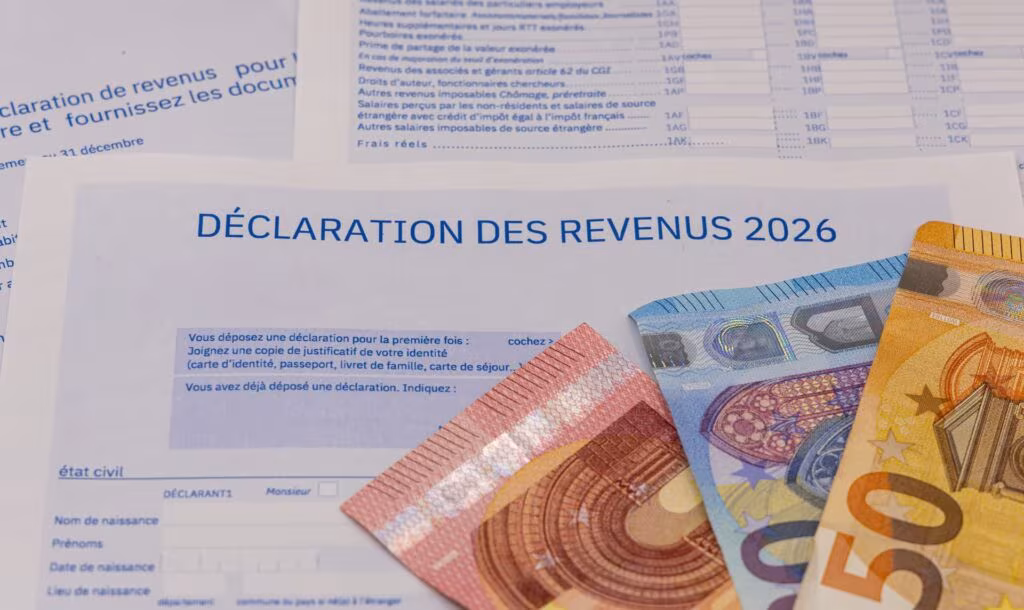 Formulaire Cerfa officiel de la déclaration de revenus 2026 surmonté de billets de 50, 20 et 10 euros, illustrant la préparation de la campagne fiscale et l'optimisation du patrimoine.
