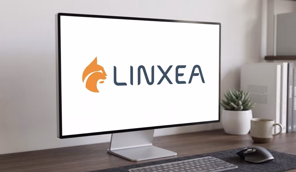 Écran d'ordinateur affichant le logo Linxea, courtier en assurance vie en ligne, sur un bureau de télétravail