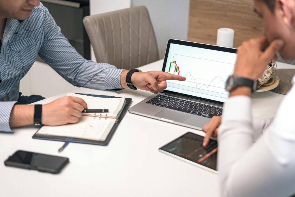 Un conseiller en gestion de patrimoine et son client se serrent la main après avoir défini la meilleure stratégie entre PEA et compte titres ordinaire.