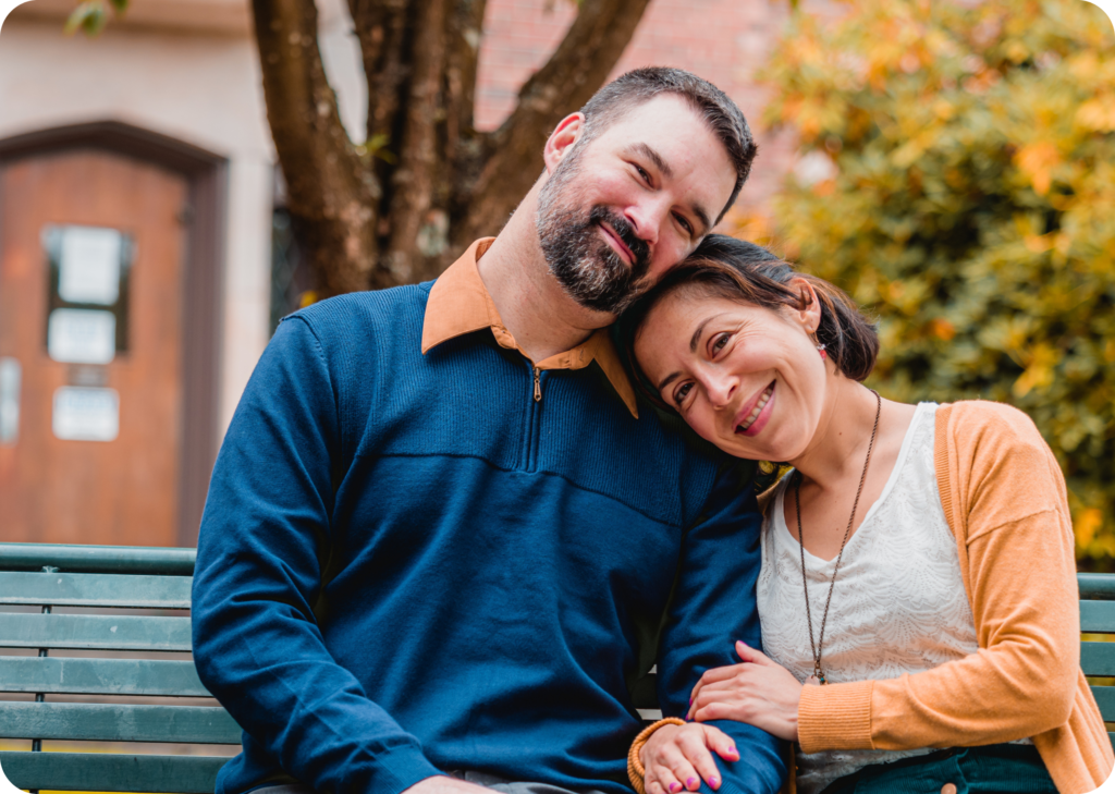 Couple souriant sur un banc.