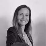 Femme souriante en noir et blanc