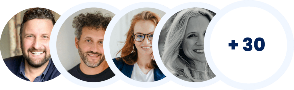 Quatre adultes souriants, logo +30 à droite