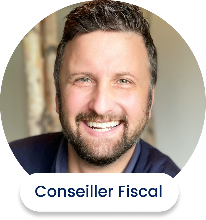 Portrait d'un conseiller fiscal souriant.