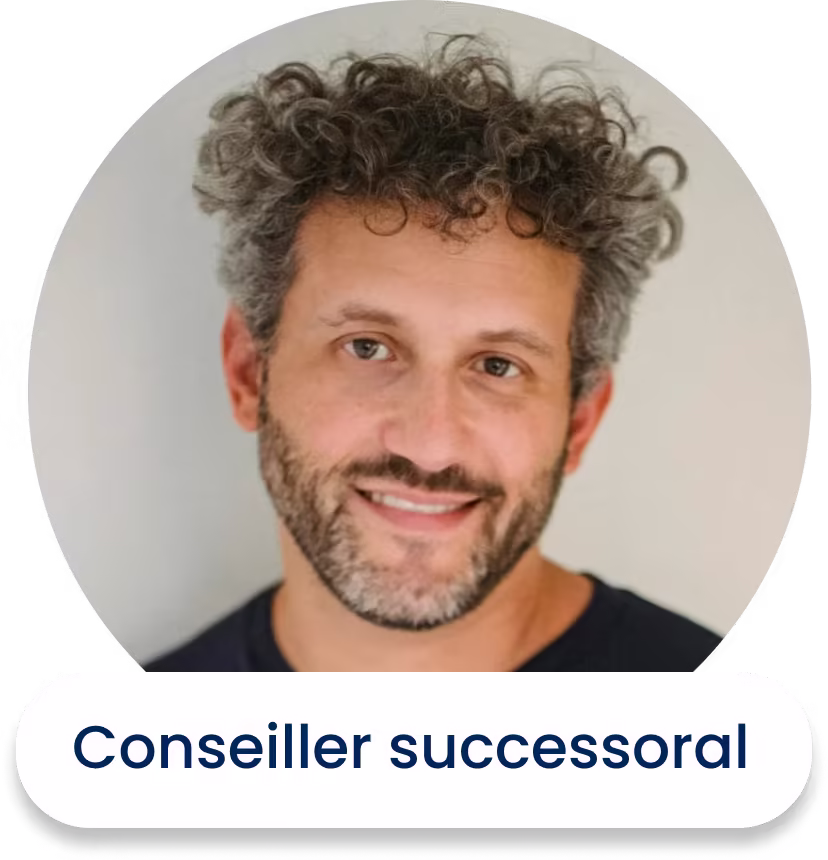 Homme souriant conseiller successoral