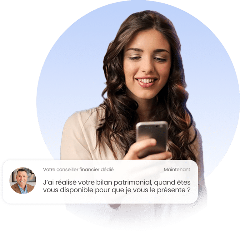 Femme souriante utilisant un smartphone.