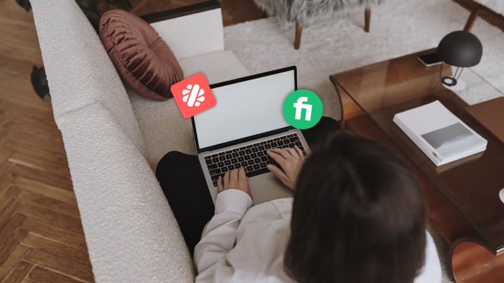 femme sur son canapé sur son ordinateur avec logo de plateforme de freelance