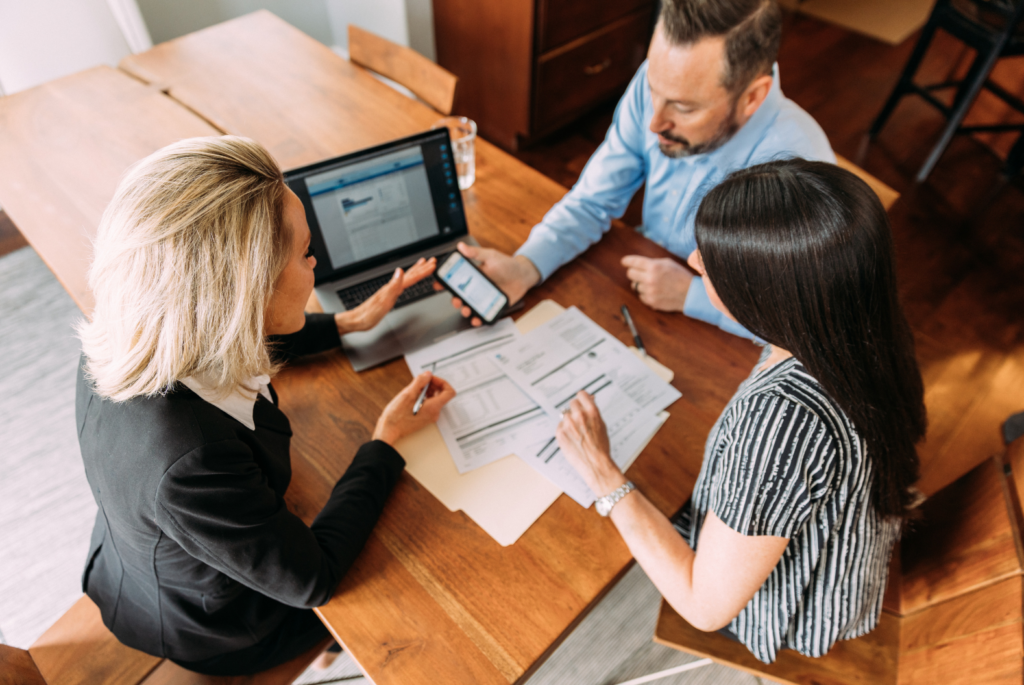 Couple qui se fait accompagner par un conseiller patrimonial
