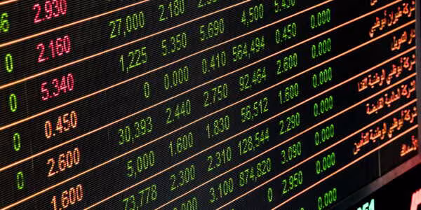 Tableau de cotations boursières en temps réel affichant les cours et variations de prix d'ETF profilés sur les marchés financiers mondiaux.